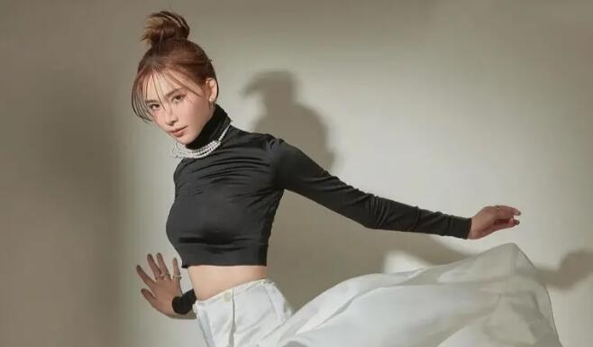 林志玲放送養眼福利！112公分白皙大長腿全露　高喊：情人節快樂
